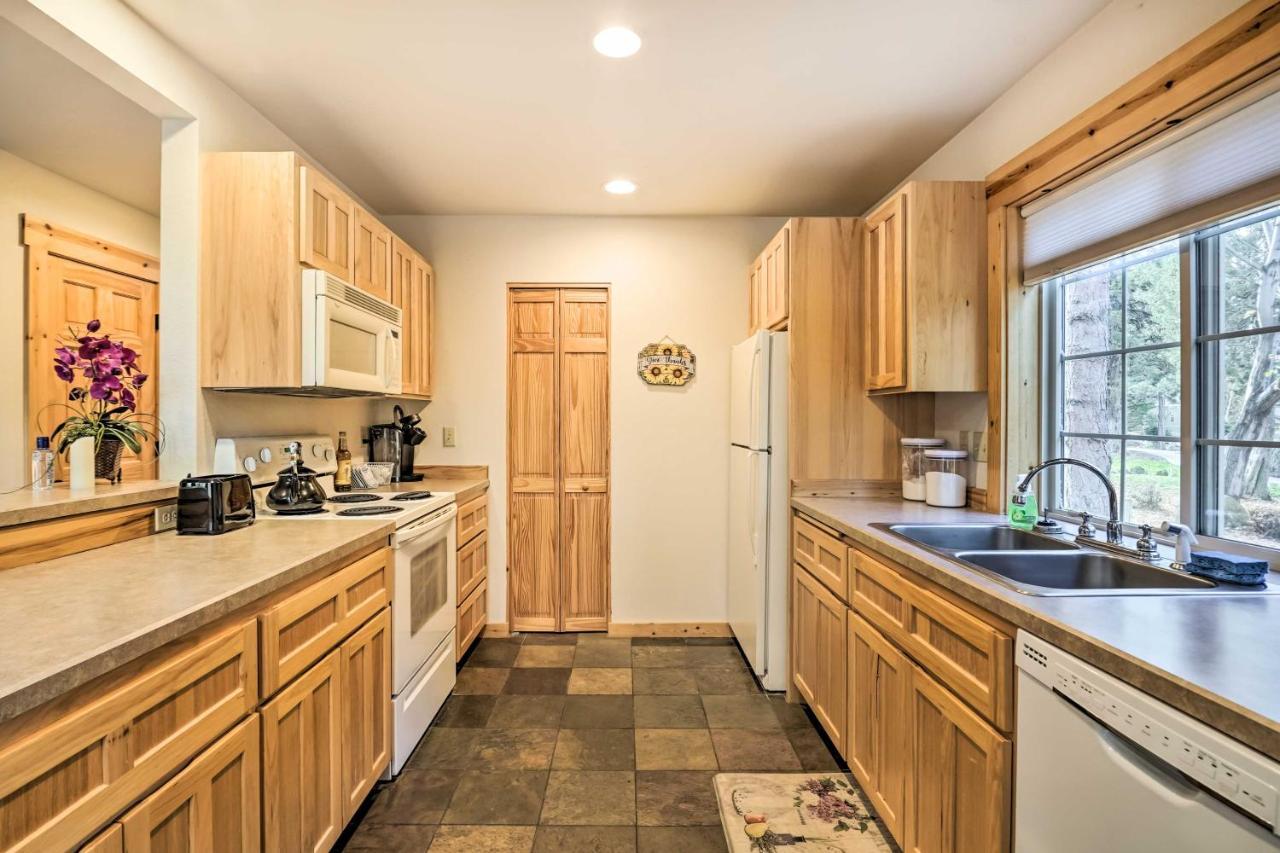 Chalet At Running Y Resort With Wraparound Deck! Klamath Falls Exteriér fotografie